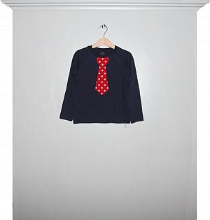 Langarmshirt dunkelblau mit roter Punkte-Krawatte